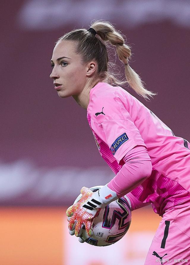 皇冠体育登录-圣埃蒂安女队连球全胜，法甲女足霸气侧漏(开局变身赛迦被周姐直播)