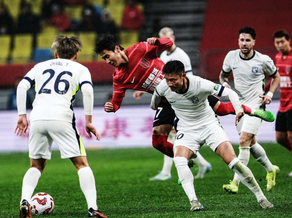 包含热门球队巅峰对决，火爆比赛现场瞬间点燃观众激情的词条