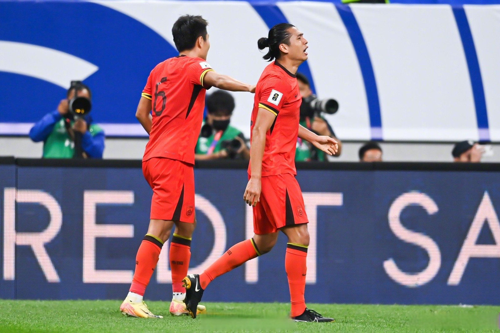 本土球队在国际赛场遭逢挑战，成绩不如人意